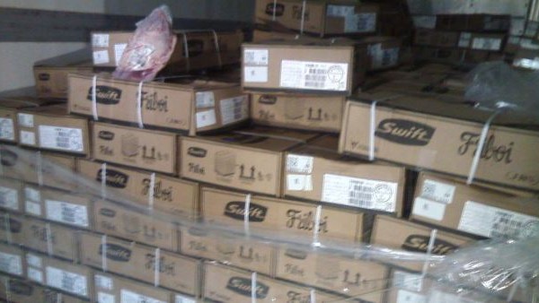 Polícia apreende seis toneladas de carne vencida de frigorífico - foto 2