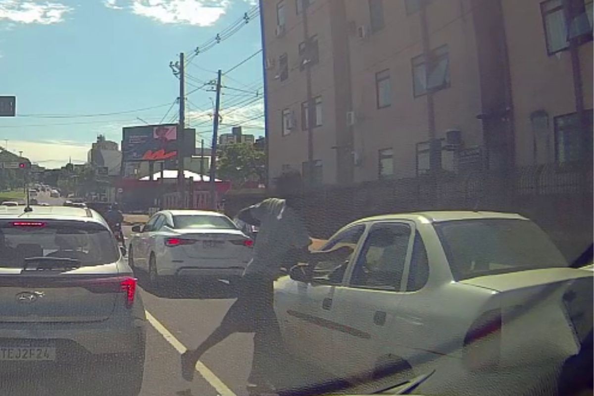 VÍDEO: homem ataca mulher com socos após ela negar dinheiro em semáforo de Campo Grande
